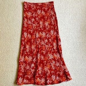 Free People MIDI Skirt. Pull-on. 100% Viscose Red with floral print. Size M